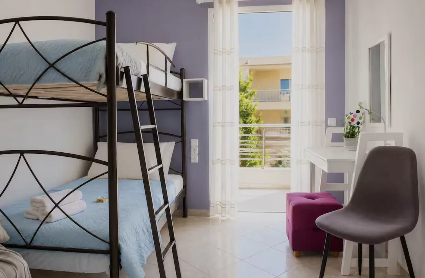 Bedroom 2 with bunk bed and desk at Villa Morea